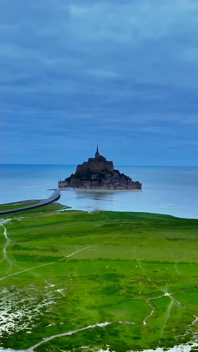 Le mont-Saint-Michel 🇫🇷
Beautiful video @odyssey_of_nico
By @niko_91940
#lemontsaintmichel #montsaintmichel #normandie #chateau #castle #cite #medieval #monument #mh #histoire #patrimoine #architecture #tresor #pepite #france #manche #sable #plage #paix #amazing #pic #therapie #relax #meditation #landscape #travel #visit #got #schloss