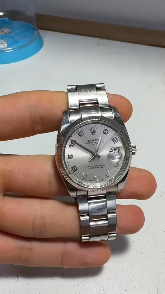 Lucidatura e satinatura completa per questo Rolex Date in condizioni non ottimali. È un’usura normale quando si indossa l’orologio tutti i giorni, ma il bello è proprio questo: gli orologi vanno indossati e usati, poi ci siamo noi che li facciamo tornare come nuovi😁
Visita il nostro sito web, link in bio 👆
Ti aspettiamo in negozio, solo da Gioielleria Corna!
#riparazioneorologi #lucidaturarolex #gioielleria #orologeria #oreficeria #handmade #rolex #polish