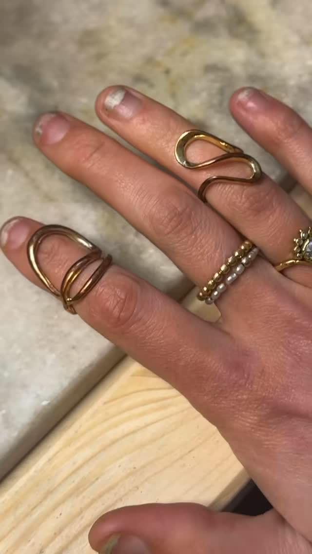 Heb je nog sieraden in je kast liggen die je niet meer draagt omdat ze zijn verkleurd? Stuur me dan vooral een WhatsApp berichtje, dan geven we het graag een fris laagje 14k goud. En kan het weer schitteren om je nek, pols of vinger ✨🌟 We vergulden in 3 micron, dit is de dikst mogelijke laag vergulding.
#vergulden #goldplate #14kgoud #goldplating #goudmaken