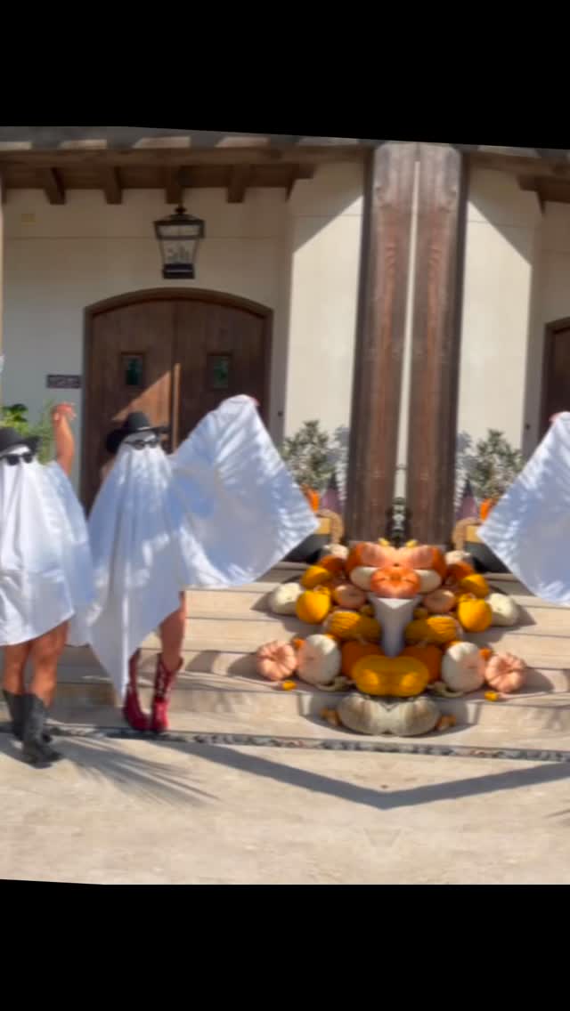 SPOOKY SEASON is officially here! 👻🎃🍬Happy October 1, time to pick out those costumes and get a little spooky! #October1 #halloween #spookyseason #ghosts