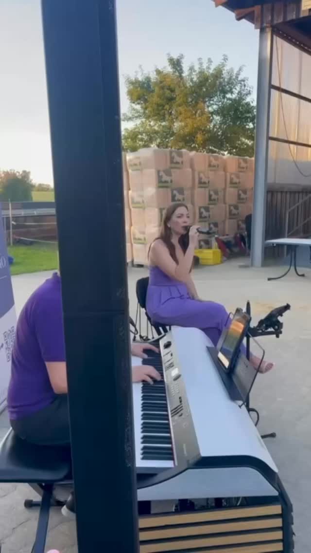 Manchmal sind wir nicht nur Sängerin, Pianist und Drummer – sondern gleichzeitig auch Tontechniker, Fahrer, Organisatoren … und ja, sogar Kameramann. 🎥😅
Bei unserem letzten Auftritt hat unser Drummer Fabi kurzerhand die Perspektive gewechselt und dieses Video aufgenommen – während wir gerade „Make You Feel My Love“ gespielt haben. 💛
Ich finde, er hat das ganz toll gemacht – was meint ihr?
Genauso ist das eben, wenn man ein kleines, eingespieltes Team ist: Jeder hat mehr als nur eine Rolle. 😉
#RebeccaSammetTrio #LiveMusik #POV #MakeYouFeelMyLove #Hochzeitsband #NeuesTalent #stuttgart #badenwürtemberg #sternentraum