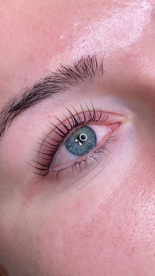 ✨ Lash Lift Appreciation Post ✨
Over the last few years, Lash Lifts have become so popular 😍
And I can completely see why 💖
The results are beautiful, versatile, and exactly what clients want RIGHT NOW 👁️🗨️
Techniques have changed a lot in the last couple of years 🛠️
Products have improved ✨
And the results you can achieve now are on a whole other level 🙌
⬇️⬇️⬇️
Recently I had a student who had just qualified in college
When she came to my Lash Lift Masterclass, she was amazed at how much there is to know 🤯
It really highlighted how much techniques, products, and styling options have evolved 💡
(Yet some educators do not cover this yet!)
⬆️⬆️⬆️
If you want to offer a treatment that’s always in demand
And feel completely confident in your results ✨
Lash Lifts are the treatment to master 💖
💭 Interested in training? DM me and I’ll share all the details!
Thanks to @laurenchalkxo for always letting me take videos of her gorgeous eyes. 🥰
All my fave products are tagged. 🙏
#lashlift #lashlifttraining #lashliftcourse #browandlasheducation #browandlashartist #lashartistuk #lashartistukcommunity #devonlashartist #kingsteignton #newtonabbot #browandlashpro #lashliftmasterclass #lashlifttips #lashliftlove #lashliftresults