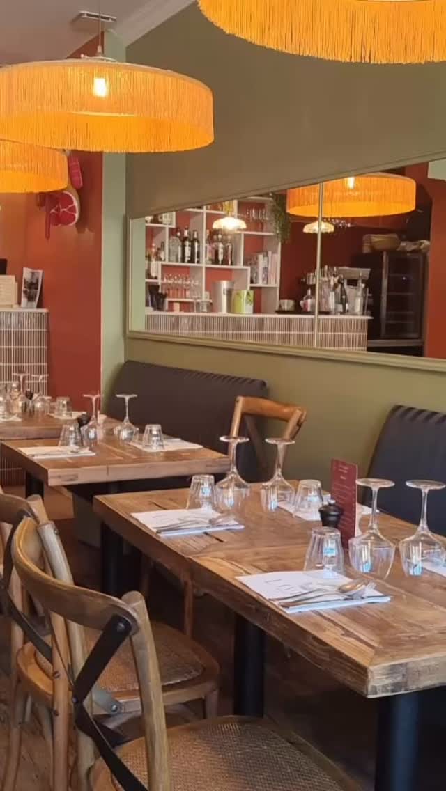 Réalisation des banquettes avec leurs coussins ainsi que les voilages pour le restaurant @livia.atavola
Tissu rayé de chez @jabanstoetz Pimlico pour les dossiers et Piccadilly pour les coussins
Finition passepoil rouge de chez @samuelandsons
Tissu @casaltissus Gambetta aqua clean et non feu pour les assises.
#artisansgardois
#savoirfairefrancais
#tapissiernîmes
#tapissierdecorateur
#fabricationfrançaise
#interieursurmesure