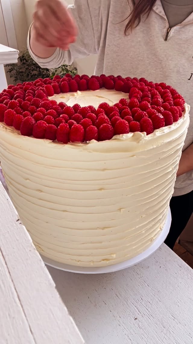 Finishing touches for Teelah & Tomโs special day โจโจ๐
#wedding #love #cake #weddingcakes #thecovejervisbay #southcoastweddings #amberblossomcakes