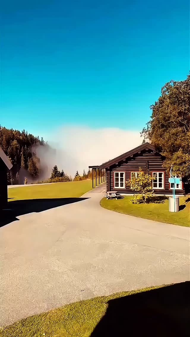 Tåken legger seg over Kleivstua og skaper et magisk øyeblikk.
#kleivstua #kleivstuahotell #møtestedetpåkrokskogen #sundvollen #krokkleiva