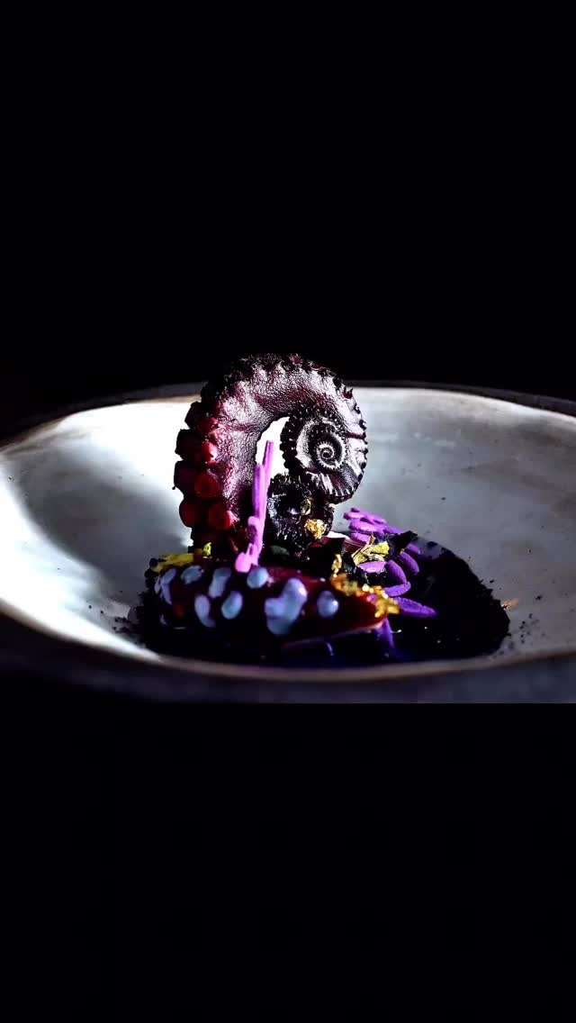 Sinfonía Gastronómica, un concierto de sabores.
El chef Alejandro Huertas de 3500 Restaurante y el chef César Estrella de Swissôtel Quito se unen en una colaboración única para presentar una cena irrepetible:
8 platillos monocromáticos, 8 colores, 8 emociones que transforman la alta cocina en una obra maestra sensorial.
Una experiencia donde cada plato es una nota y cada color una melodía que despierta tus sentidos.
Déjate llevar por esta fusión de arte, creatividad y sabor en una velada pensada para quienes buscan lo extraordinario.
🎟️ Cupos limitados
Detalles del evento:
Horario: 3 de octubre, 19:00
Lugar: Swissotel Quito / 3500 Restaurante
Valor: $75 por persona (incluye IVA y 10% de servicio)
Opción especial: Si eres tarjetahabiente de Diners Club y Socio Grande Table $65 (incluye IVA y 10% de servicio).