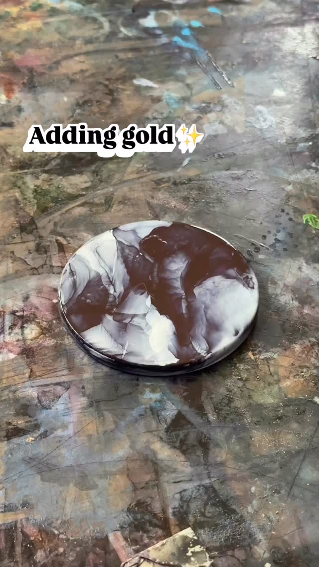 Adding a little sparkle to coasters makes everything better✨ #artprocess #alcoholinkartist #alcoholinkpainting #coaster #abstractart