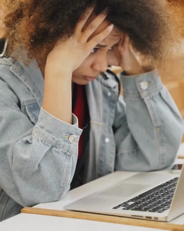 The first quarter is wrapping up, and a lot of parents are noticing the same things: 📉 Grades aren’t quite as high as hoped 😓 Their teen is struggling more than expected 📚 College planning pressure is starting to creep in
Here are 3 small ways to help your teen reset this week:
✅ Talk through what’s working and what’s not
Is your teen making time to study? Are there too many other activities? Are they missing too many assignments?
✅ Create a simple weekly study plan together
Where does studying fit on their daily schedule? Do some activities need to be cut back until grades are up?
✅ Develop a support strategy
Do you need to hire a tutor? Does your teen need to attend office hours or get extra help at school? What support do they need and how will they get it?
👉 Which one feels doable for your family this week? Drop it in the comments.