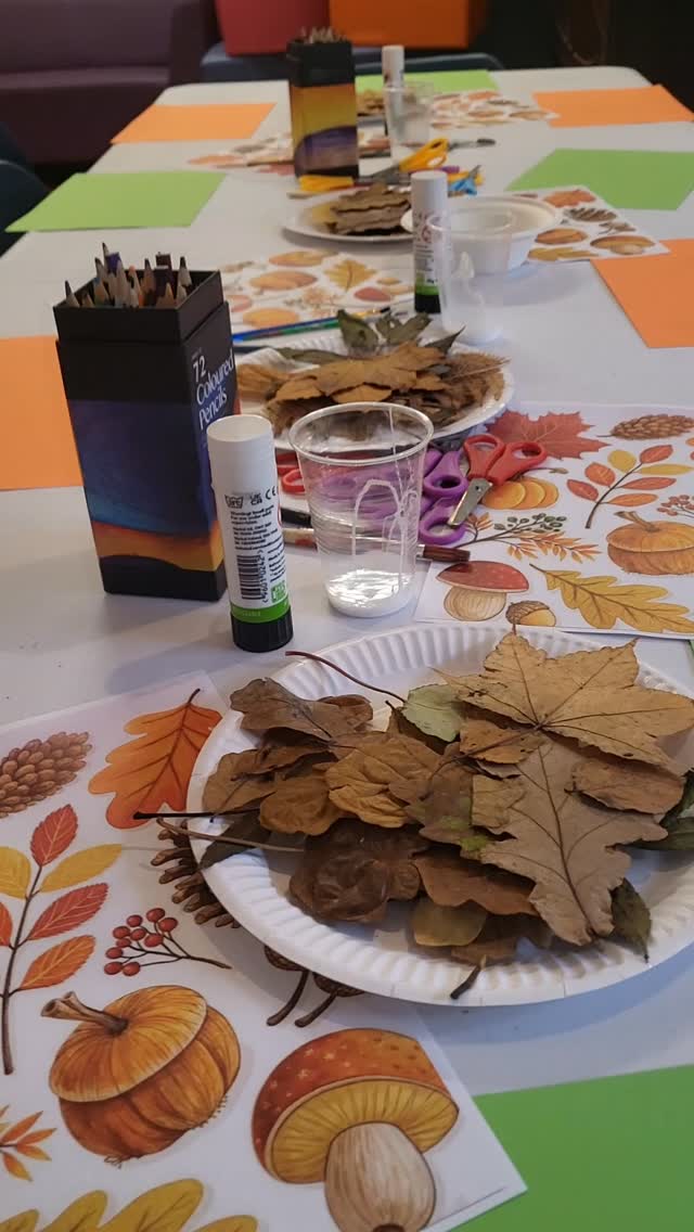 Monday Junior Club (10–12 years) was full of autumn vibes! We got creative with colorful leaves, had a blast in the gym with games, and wrapped it up with super fun in the game room. Monday madness at St. Mary’s Youth Centre never disappoints! 🙌✨
#stmarysyouthcentretullamore #tullamore #tullamoreadventures #youthclub #AfterSchoolFun #kidsgames
#MondayFun #AutumnVibes #YouthClub