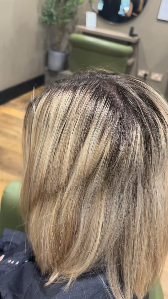 We’ve had lots of new things arriving at Stones and a new range of colours has got us all very excited 🙌🏼
Alongside our current colour range we will be stocking @dangerjones_uk meaning we can provide you with beautiful customised toners to finish your balayage off perfectly 🤍
These will be part of our bespoke balayage 1 2 1 service that will be announced over the coming weeks 🤍
Georgia had a little play around and transformed Yasmin’s hair. Yas is now a mum to two scrumptious boys so having her roots done hasn’t been top priority.
Her regrowth was heavy and Georgia added highlights and lowlights and a root blend to achieve the final look. This is low maintenance and looks incredibly natural 😍