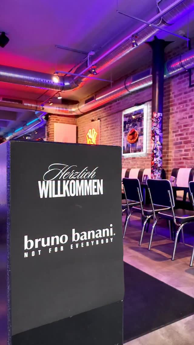 Ein Abend voller Highlights ✨
Gemeinsames Dinner, Anreise in der Bruno Banani Limousine und ein exklusiver Abend in der Bruno Banani Loge in der Lanxess Arena. 🎶
Unsere Creator entdeckten die Fokus-Produkte, nahmen ihre Goodie Bag mit nach Hause und hielten besondere Momente in der Fotobox fest. 📸
Danke an @brunobananiofficial für das Vertrauen 💙
#influencermarketing #agentur #erlebnis #influencermanagement