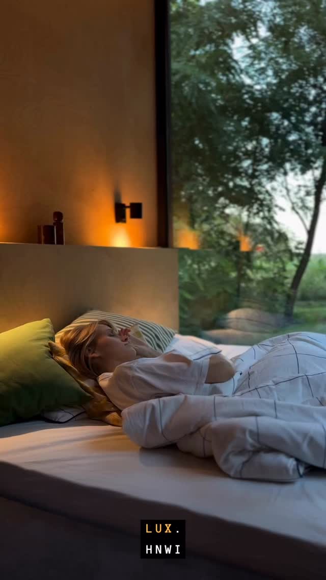 Slow Sundays em Marbella.
Comece o seu domingo com calma: um café da manhã tardio no Marbella Club Hotel — um ícone local, perfeito para mesas à sombra e uma primeira taça de champanhe entre jardins — ou, se preferir um tom mais contemporâneo, no Puente Romano, cujas manhãs são célebres pela variedade e serviço impecável.
Depois, perca-se pelas ruelas brancas do Casco Antiguo: praças floridas, lojas artesanais e cafés onde o tempo desacelera. Caminhe sem pressa até a Plaza de los Naranjos e deixe que a cidade revele seus detalhes.
Para a tarde, escolha uma praia mais reservada, Elviria ou Playa Los Monteros, com areias largas e águas calmas onde a praia se transforma em um convite ao ócio. É aqui que o slow travel encontra o Luxo contemplativo.
Feche o dia com um vinho junto ao mar: um rosé leve ou um vinho branco andaluz, o pôr do sol ao fundo e a brisa servindo como última trilha sonora. Permita-se permanecer e viver presente. Se contemple com este Luxo!
#TurismodeLuxo #MercadodeLuxo #Slowtravel #SlowSundays #Marbella #Espanha #CostaDelSol #LuxuryTravel #ViagemDeLuxo #ExperienciasDeLuxo #BeachLife #Gastronomia #WellnessTravel #TravelInspiration #EssenceJourneys #LuxHNWI