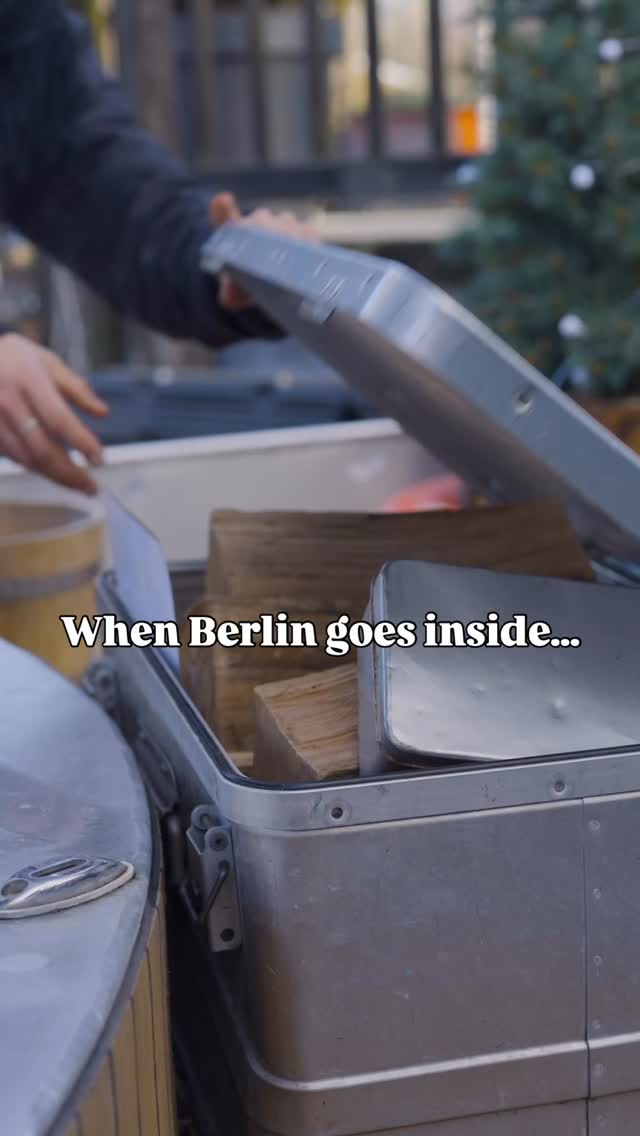 You know when the days get colder and darker, and everyone in Berlin hides inside?
That’s when we come alive. 🍂✨
⠀
Out here on the river it’s pure autumn magic: steam rising from hot tubs, the glow of the sauna, candles flickering against the night, fires crackling as you drift past the city.
⠀
The air is crisp, your cheeks flush, and you sink deeper into the warmth with a mug of tea and a laugh with friends.
⠀
This is the season Badedampfer was made for — the cosiest mini escape in the heart of Berlin. 🚤💛
⠀
👉 Book your autumn escape on our website: www.badedampfer.de
⠀
#AutumnInBerlin #WinterInBerlin #ThingsToDoInBerlin #WellnessOnTheWater #FloatingTub #FloatingSauna