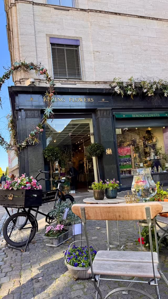 Whilst visiting Denmark we stop off to see one of the Royal florists, beautiful shop and designs with so much history.
#blomster #beringflowers #royalflorist #blomsterdekoratör #copenhagen #florals #esteranderik @esteranderik