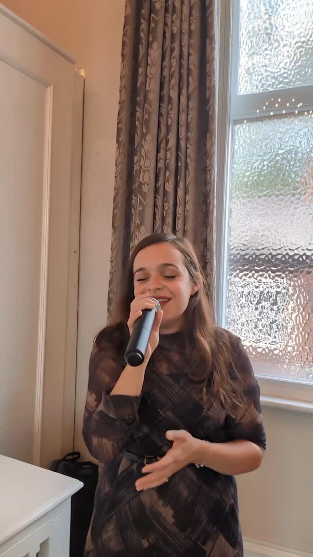 I didn't know this song existed until it was requested for a bride's entry in summer. @jamesarthur23 knows how to write a love song for sure! I'm so glad it's now in my rep, I hope more people want this on their wedding day, it's stunning!
#wedding #love #singer #engaged #bride