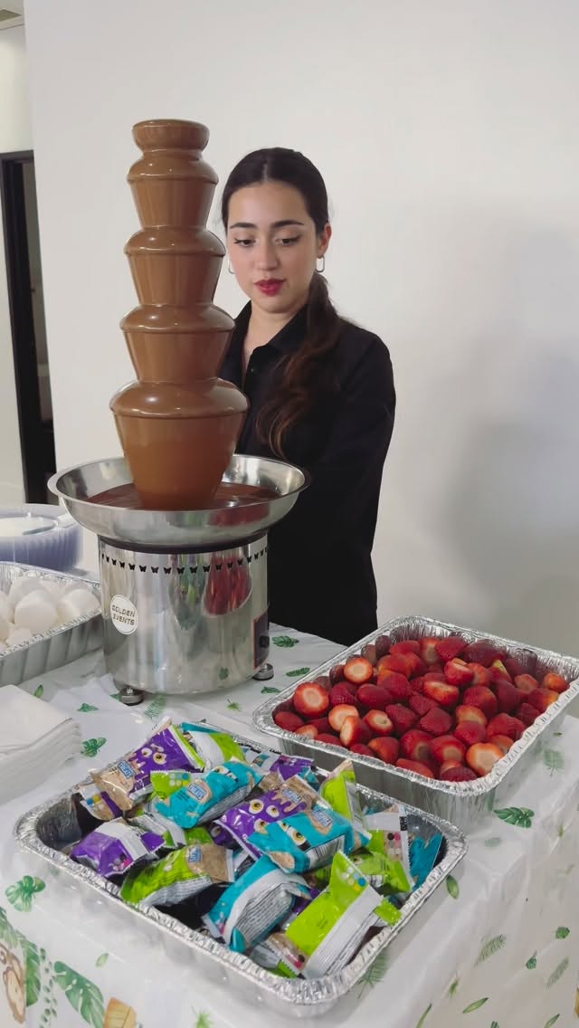 A chocolate fountain at your event with an attendant? Say yes! 🤩🍫🤤💛🤎
#chocolatefountain #birthday #wedding #quinceañera #quince #corporateevents #goldeneventstx