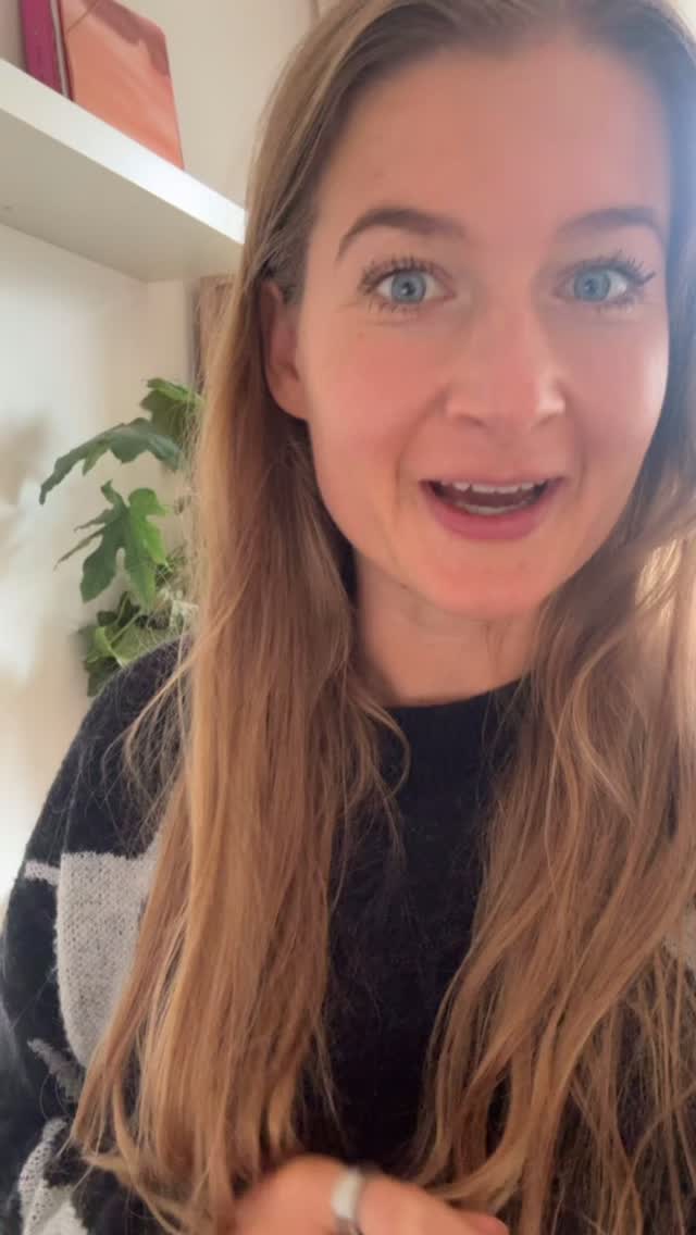 Iedereen heeft een andere lever uitvoering.
Zo kan jij misschien prima slapen om 22:00 als je om 20:00 nog een kopje koffie hebt gehad en je buurvrouw niet.
Maar lig jij na 1 wijn al onder de tafel en je buurvrouw loopt na 3 wijn nog steeds recht over een lijn.
Zo kan de ene heel goed tegen brandnetel thee en krijgt een ander daar acne van.
Dit heeft alles te maken met onze lever en de zogenoemde cyp enzymen die onze ontgiftings (snelheid) beïnvloeden - maar die cyp enzymen mag je direct weer vergeten.
Wat ik je wil meegeven - gezien het thee seizoen weer begonnen is ➡️
Ben je een fanatieke thee drinker? en heb je soms last van vage klachten? Verruil je theetjes is voor wat meer (warm)water.
Ik zeg altijd dat je minimaal 1,5 liter water moet drinken en maximaal 2 kruiden theetjes per dag.
Ben je gevoelig voor klachten? Kies dan eens voor kamille, rooibos of munt thee. Die gaan bijna altijd goed is mijn ervaring.
Was jij bekend met deze lever fases? en de uitwerking van deze kruiden?