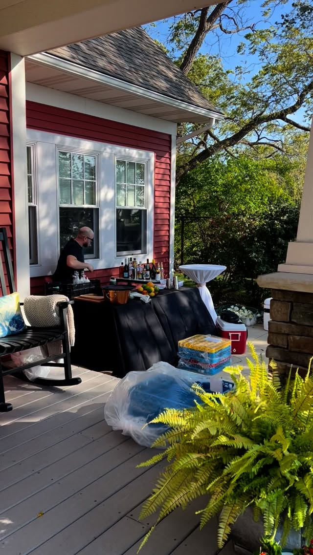 Autumn Sunshine, waves crashing in and beef on the grill. It was a perfect evening for this 18 guest wedding on the lakeshore with our friends from @cocktailconnection_gr