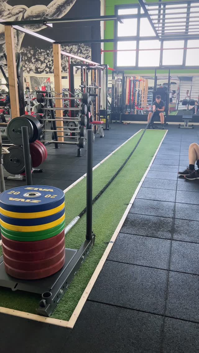 Leo contro lo sled.
In FiitZone non tiri solo un peso…
tiri fuori tutto quello che hai. 🚀
Chi prova, capisce 😅💪
#FitnessMotivation #StrengthTraining #FunctionalFitness #GymLife #WorkoutMotivation #FitFam #AthleteLife