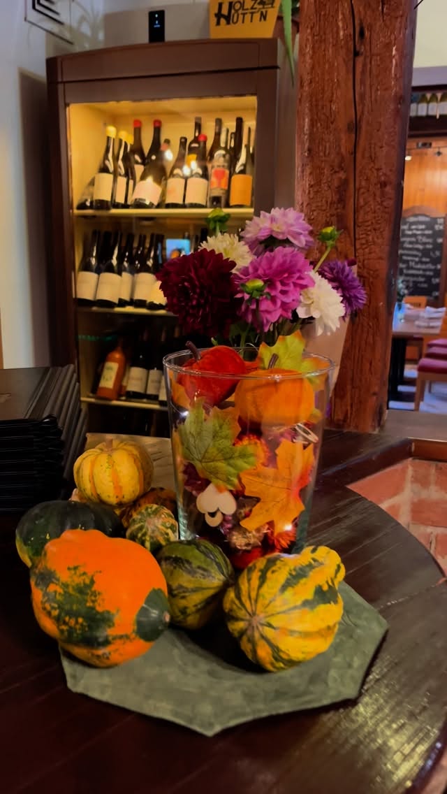 Der Herbst ist da – die Tage werden kürzer, die Abende gemütlicher. Und genau dieses Gefühl spürt ihr bei uns in der Holzhütt’n! 🍂
Freut euch auf herbstliche Stimmung und saisonale Schmankerl wie cremige Kürbis-Gnocchi, herzhaftes Eierschwammerl-Gulasch oder ein klassisches Beuscherl – dazu erlesene Weine aus der Region. 🍷
Ob romantisches Dinner zu zweit, ein Treffen mit Freunden, Mittagessen mit der Familie oder einfach ein Abend voller Genuss – bei uns findet ihr den perfekten Platz, um den Herbst in seiner schönsten Form zu genießen. 🍁✨
👉 Jetzt Tisch reservieren und den Herbst à la Holzhütt’n erleben!
Tisch reservieren:
📞03452 84412
📩wirtshaus@holzhuettn.at
oder
https://www.holzhuettn.at/reservations
Wir freuen uns auf euren Besuch! 🤗
#holzhütte #leibnitz #leibnitzaktuell #neuesausderregion #südsteiermark #suedsteiermark #visitsuedsteiermark #visitsüdsteiermark #gasthaus #restaurant #wirtshaus #seggauberg #Holzhüttn #Herbstgenuss #RegionalGenießen #GemütlichWieDaheim #Weinliebe