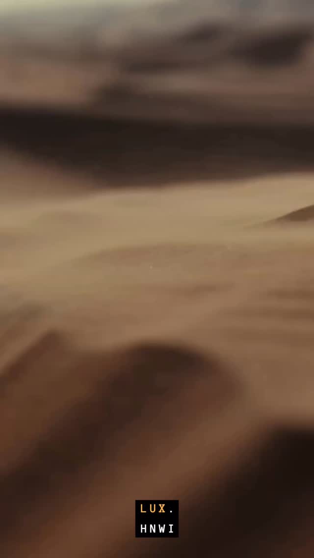 O Ultraluxo esportivo reinventado!
A nova Mercedes-Maybach SL 680 não é apenas um carro: é uma declaração! O primeiro Maybach de dois lugares, onde o savoir-faire artesanal encontra a engenharia AMG. Couro, madeira, acabamentos Manufaktur e um som que mistura potência e silêncio como se fossem um só.
Dirigir este roadster é optar por presença: cada detalhe foi pensado para transformar um trajeto em cerimônia. Bem-vindo ao Luxo aberto ao vento.
Ficha técnica essencial
• Motor: 4.0-litros V8 biturbo (handcrafted).
• Potência / Torque: 577 hp / 590 lb-ft (800 Nm aprox.).
• Transmissão / Tração: 9G-TRONIC (9-speed) + 4MATIC+ AWD.
• Aceleração: 0–60 mph ≈ 4,0 s (0–100 km/h ~4,0–4,1 s).
• Consumo aproximado (EPA): 13 mpg cidade / 20 mpg estrada → ≈ 18,1 L/100 km cidade / 11,8 L/100 km estrada.
• Preço-base (EUA): a partir de US$ 224.900 – US$ 248.000 (varia conforme versão/mercado e opcionais).
Luxo que se mostra e se sente — não apenas pelos números, mas pelo gesto: o Maybach SL 680 inventa o roadster como cerimonial. ✨
#MercedesMaybach #SL680 #Maybach #AutomotiveArt #LuxuryCars #AMG #DesignDeLuxo #LuxHNWI