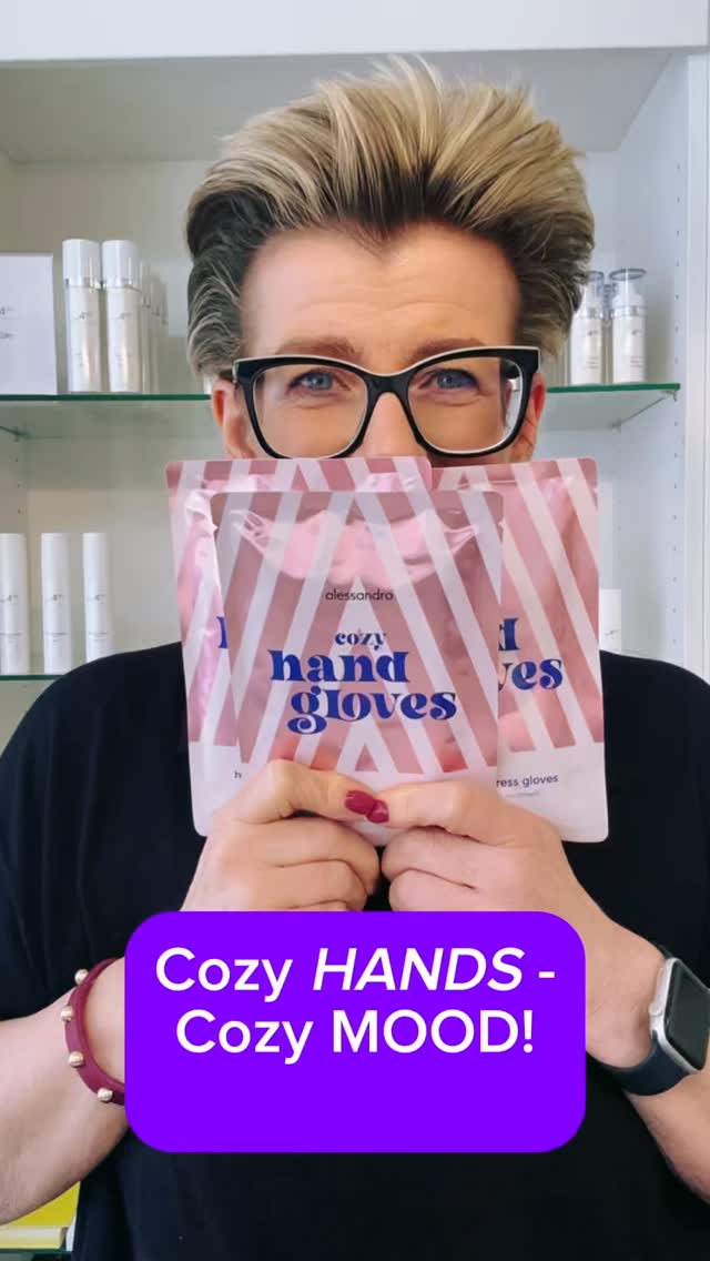 Ich habe die COZY HAND GLOVES bei @ulipsdorf entdeckt 🙌🏼 getestet und begeistert!
___
30 Minuten Me Time für die Hände ✨
Jetzt bei mir im Institut 🤩
___
#schönehände #handinhand #handpflege #hautpflege #beautytips #antiaging #glow