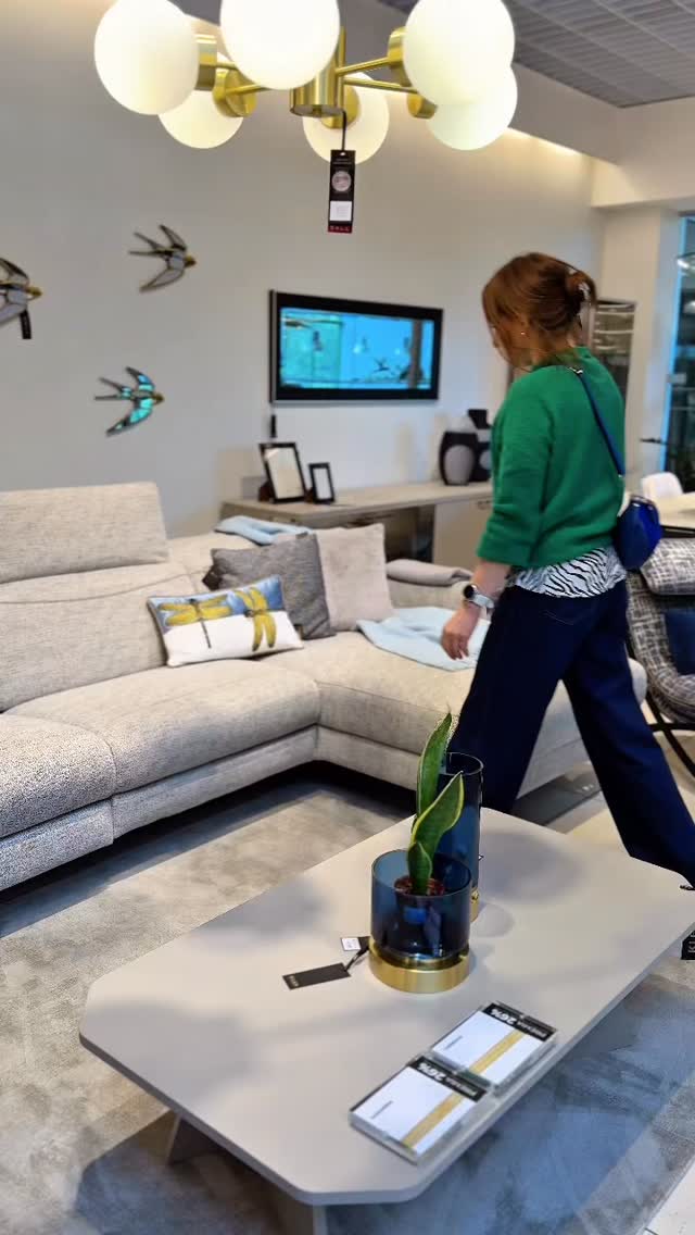 Zanim polecę sofę klientowi zawsze sprawdzam tych kilka elementów. 🛋️
👉 Głębokość siedziska – ma znaczenie, czy lubisz usiąść prosto jak przy herbatce z ciocią, czy wciągnąć nogi pod siebie i czuć się naprawdę swobodnie
👉 Wysokość zagłówka – ważna, jeśli chcesz wygodnie oprzeć głowę. Kiedyś zupełnie tego nie rozumiałam, ale po 40-tce doznałam olśnienia ;-)
👉 Rodzaj tkaniny obiciowej – łatwa w czyszczeniu i odporna na plamy to podstawa, zwłaszcza przy dzieciach i zwierzakach.
👉 Wysokość nóżek - sofa osadzona na niskich podporach daje uczucie stabilności, ale czy wjedzie pod nią odkurzacz samojezdny?
👉 Funkcje dodatkowe – np. elektryczna regulacja oparcia czy wysuwany podnóżeka – dla jednych to tylko gadżet, dla innych podstawa komfortu.
💡 Dla mnie projektowanie wnętrz to zawsze połączenie estetyki i funkcjonalności.
Wybór sofy do salonu to decyzja na przynajmniej kika lat – niech będzie świadoma i dobrze przemyślana.
A gdzie znajdziesz sofy z nagrania? Oczywiście w @klerdesign
#projektowaniewnętrz #jakwybraćsofę #wybórsofy #sofaidealna #szczęśliwewnętrza” #sofatorun #wygodnasofa #sofaczynarożnik #projektywnetrztorun #architektwnetrztorun #sklepmeblowytoruń #projektantwnetrz