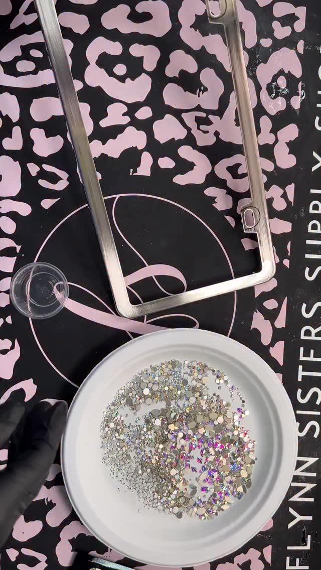 Diamonds in the back 💎
Rhinestones + Adhesive by @flynnsisterssupplyshop
#bling #licenseplate