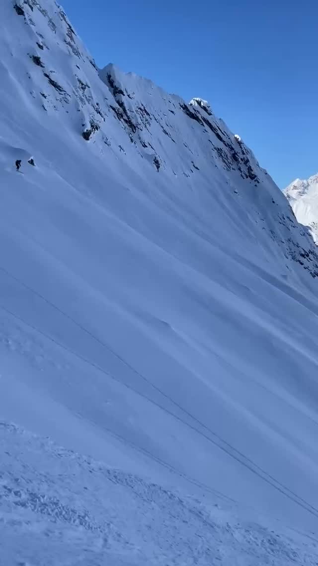 👈🏼 Are you dreaming about lines like this?
👉🏼 you know where to find us 🏔️❄️ Andermatt-guides.ch