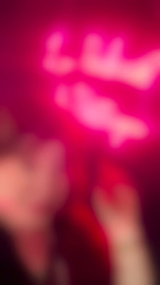 🚀 Un petit pas pour l’humanité… un grand pas pour Nittaya Agence.
Aujourd’hui, direction le studio avec ma cliente @melanie_talhouarn : coach confiance en soi, spécialiste du bilan de compétences et de la réorientation professionnelle, de la recherche de CONGRUENCE.
Elle aide celles et ceux qui se sentent perdus à retrouver leur place, clarifier leurs forces et oser des choix alignés.
C’est elle qui ouvre le bal de ma formule PREMIUM Relation Publique – Média – Web.
Et je ne suis pas seule dans cette montée en gamme : derrière moi, une équipe de numéros 10.
Le level up est enclenché !
Et pour celles qui préfèrent murmurer dans l’ombre… mauvaise nouvelle : vous n’êtes pas prêtes de me voir ralentir.
Nittaya, un point c’est tout.
Studio : @_ororastudio
Vidéastes : @jimwinter.paris @agence.dubois
Maquillage-Coiffure : @inesverbe_mua