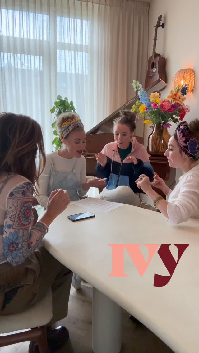 Kerst indoctrinatie 😵💫😆 Last christmas was gezellig, komende Kerst nog gezelliger? 🎄
#boekons #vooraluwkerstvieringen #kerst #kerstfeest #kerstborrel #kerstdiner #zingen #closeharmony #vocalgroup #muziek #entertainment #boeknu @whamofficial