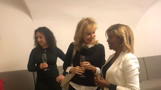 Skincare is more than a product — it’s a powerful anchor for wellbeing. 🌿✨
At Antonia Burrell Skincare, our philosophy goes beyond surface beauty.
Our founder, Antonia Burrell, has spent over three decades educating and inspiring leaders through live demonstrations, corporate workshops and immersive wellness experiences.
These rituals are tactile, sensory and transformative — grounding busy minds, calming the nervous system, and creating moments of intentional pause that today’s high-performing professionals need most.
It’s not theory.
It’s transformation in real time.
#AntoniaBurrellSkincare #LuxurySkincare #SkincareRituals #CorporateWellness #WellnessStrategy #LuxuryWellness #SkinExpert #BeautyMeetsWellness #GlowFromWithin #HolisticSkincare #LeadershipWellness #LuxuryBeauty