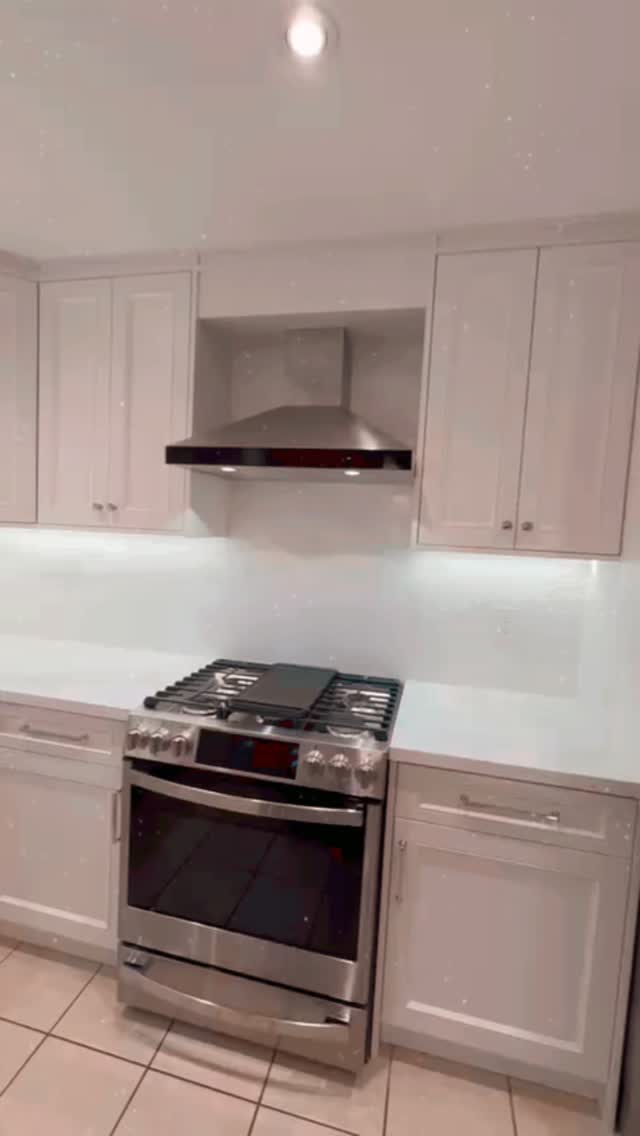 Updated, beautiful and functional. Let us help you transform your kitchen into one that you dream of 🌟#oakville #novabath #novadesign #kitchen #kitchenrenovation #oakvillemoms #homelove #kitchenlove #interiordesign #oakvilleontario