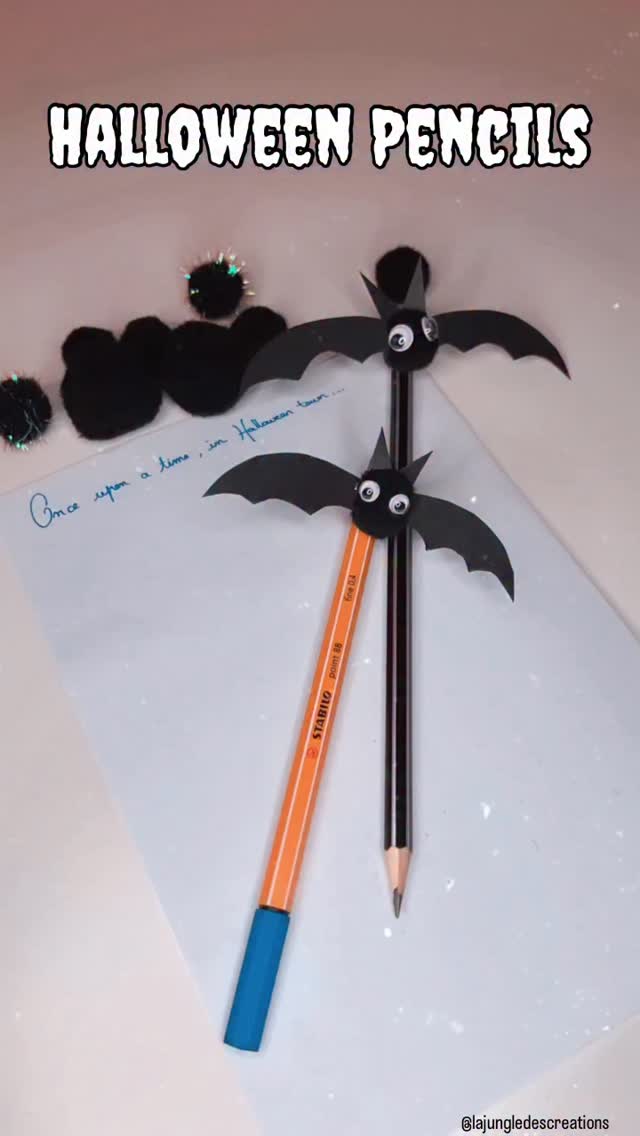 🇬🇧DIY – Halloween Pencils ✏️🦇
Last night, some funny little bats flew into our house… and decided to hang out on our pencils!
Today (creative Wednesday ✨), I’m sharing a super fun and easy activity to customize your pencils for Halloween.
Materials:
- Black pompom *(or make one yourself with yarn)
- Aluminum wire *
- 2 googly eyes *
- Black cardstock *
- Scissors
- Pencil
- Glue (@uhufrance )
* Products from @panduroofficial
👉 Watch the video for the step-by-step!
If you prefer pictures + tutorial, you’ll find it on my website : lajungledescreations.com (direct link in bio).
—
🇫🇷DIY – Crayons d’Halloween ✏️🦇
Hier soir, de drôles de petites chauves-souris ont atterri chez nous… et elles se sont accrochées à nos crayons !
Aujourd’hui (mercredi créatif ✨), je te propose une activité simple et rigolote pour personnaliser tes crayons aux couleurs d’Halloween.
Matériel :
- Pompon noir *(ou fabriqué maison en laine)
- Fil aluminium *
- 2 yeux mobiles *
- Papier cartonné noir *
- Ciseaux
- Crayon à papier
- Colle (@uhufrance )
* Produits @panduroofficial (@panduro_granbystaden )
👉 Suis toutes les étapes dans la vidéo !
Et si tu préfères un tutoriel avec photos + explications, il est dispo sur mon site : lajungledescreations.com (lien direct en bio).
—
#defidesmainscreatives #halloweencrafts #funbudgetplay #halloweenpyssel #pysselinspo #pysseltips #fantasyhasreallynolimits #inspiretheirearlyyears #diyhalloween #loisircreatif #panduro #artforkids #halloweenactivitiesforkids