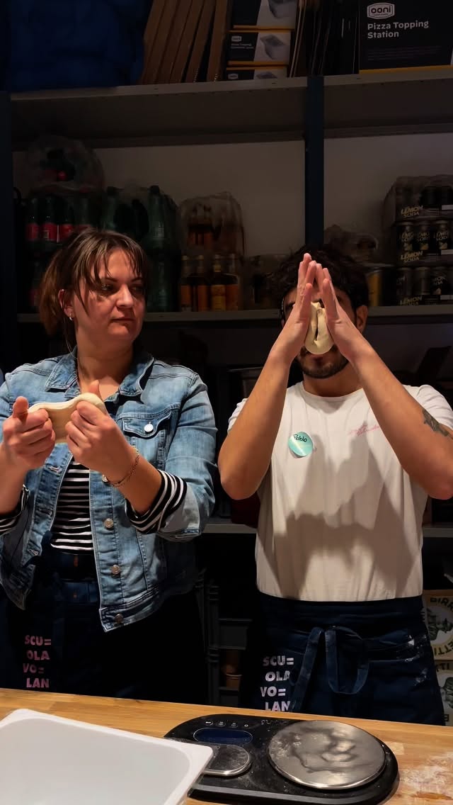 We fall in love with pizza again and again… 🍕❤️ Want to feel the same? Join our course and create your own perfect Neapolitan pizza!
#scuolavolante #pizzaschool #pizza #thepizzaguy #discovolante #prontovolante #vienna #wien #pizzaworkshop #pizzaworkshops #pizzalovers #neapolitanpizza #authenticpizza #fromscratch #pizzalove #homemadepizza #foodie