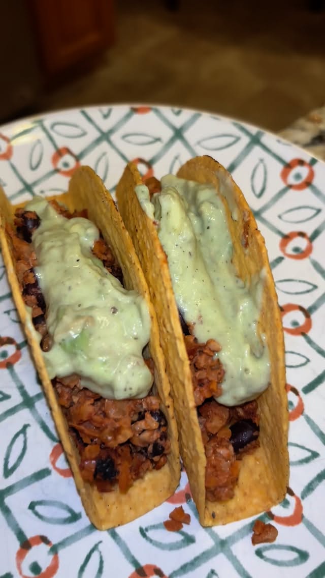 Hard shell tacos with whole ingredients!! 🙌🏾The taco “meat” is made with walnuts, black beans, carrots, garlic, spices & onions. Topped with an avocado crema!
The perfect quick meal!!
#veganeatswithbri
#veganeats
#vegantacos
#avocadocrema
#veganfood
#veganmexican
#richmondfood
#veganandglutenfree
#homemadefood
#rvavegans
#rvavegetarians