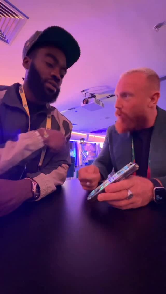 Fun times entertaining this gentleman at the NFL game in @crokepark_official yesterday. Had me stumped and bemused when he pulled out a mini deck of cards but I reckon I made it through safely 😅! Props to the wonderful @shaneblack.ie for capturing the moment! #magician