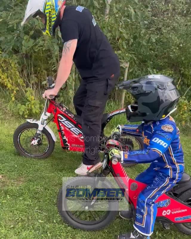 🎥 Bomber Jr. dive bombing the Bomber 💣🤣
@cruzharris37 has been practicing his dive bombs on me and has pulled off quite a few good ones, this one he wiped me clean out 😂💥
📹 Team Harris
#chrisbomberharris #bomber #chrisharris #speedway #żużel #37 #cruzbomberharris #fatherandson #cruz #son