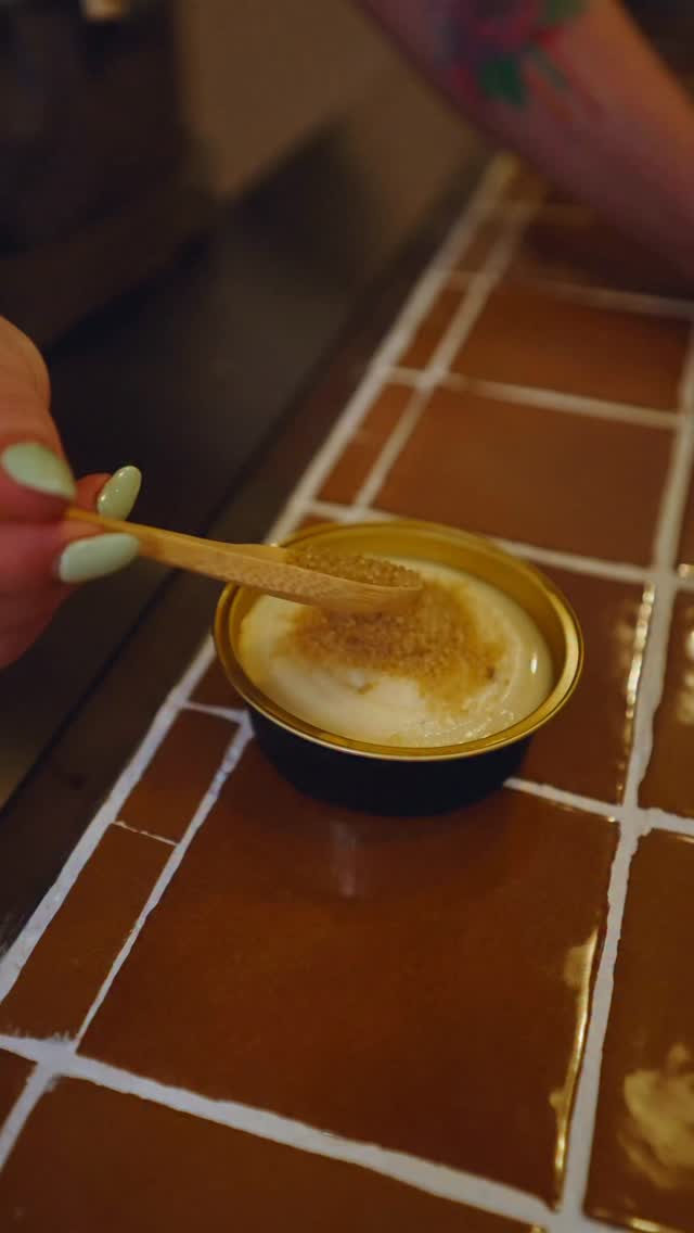 🍮🔥 Vine a viure l’experiència única de la crema catalana al Born.
Una crema increïblement suau i cremosa, acabada de cremar davant teu amb el toc cruixent del sucre caramel·litzat.
Un moment dolç i autèntic que només pots gaudir aquí, al costat de Santa Maria del Mar.
📍 Sucre Cremat – Born, Barcelona
⸻
Español
🍮🔥 Ven a vivir la experiencia única de la crema catalana en el Born.
Una crema suave y cremosa, caramelizada al momento frente a ti, con ese contraste irresistible entre el crujiente del azúcar y la cremosidad interior.
Un postre auténtico que te espera junto a Santa María del Mar.
📍 Sucre Cremat – Born, Barcelona
⸻
English
🍮🔥 Come and live the unique Crema Catalana experience in El Born.
Smooth and creamy custard, freshly caramelized in front of you, with the perfect contrast between the crunchy sugar top and the silky inside.
A sweet, authentic moment just steps away from Santa Maria del Mar.
📍 Sucre Cremat – Born, Barcelona
#SucreCremat #CremaCatalana #CremaCatalanaExperience #BornBarcelona #BarcelonaFoodie #BarcelonaDesserts #FoodieBarcelona #PostresCatalans #AuthenticCatalanDessert #BarcelonaSpain #VisitBarcelona #ThingsToDoInBarcelona #SweetExperience #BarcelonaLife #FoodieTravel #BarcelonaEats #BestDessertsBarcelona #somgastronomia #catalunya #catalanfood #bestoftheday #mustry #postres #cremebrulée #spain #spain🇪🇸 #spaintrip #spainfood #barcelona #barcelonafoodexperience