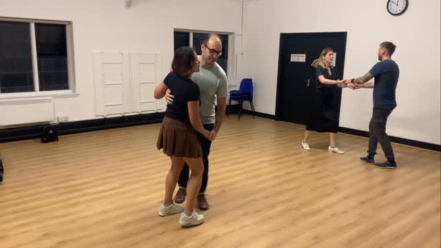 Improvers’ #lindyhop class today - we did baskets done three ways by the lead : with both hands, with the R hand, with the right hand then ending up with the left hand, and a bonus R2R hand hold and ending with a turn for both. Lol. #permutationsandcombinations.