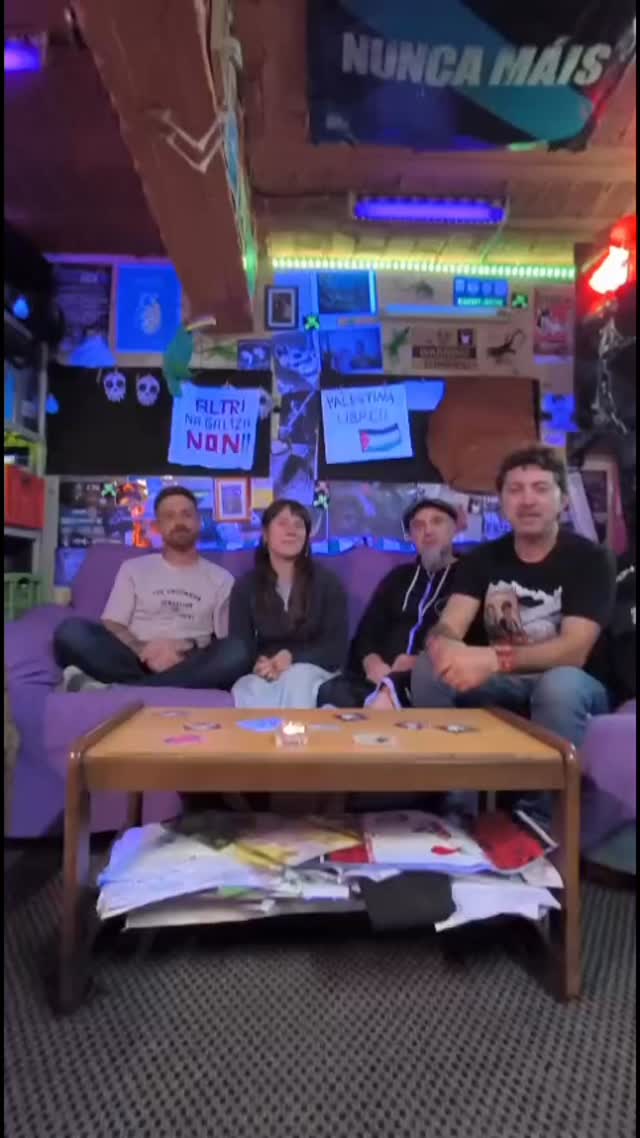 🎙️Como di @ruxeruxe_oficial ergamos as nosas mans contra o xenicidio.
🎫 Vémonos na @salacapitol. Entradas dispoñibles na web da sala, en @areixa.tenda | @ma_tri_os_ka. (Rúa do Hórreo 46), e no despacho de billetes o propio día do concerto a partir dás 19:30h. Bulide que voan!
🆘 Os beneficios obtidos con esta actividade serán destinados a apoiar á Axencia de Nacións Unidas para os Refuxiados e Refuxiadas de Palestina en Oriente Próximo @unrwa_es