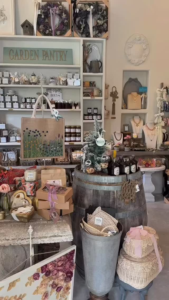 Did you know? Our flower filled farm shop @whitetrailclub is open weekly to the public!
One of a kind merch lovingly made right here at the farm…
Candles
Botanical Teas
Resin Handbags
Embroidered Jeans
Bloom filled serving trays
Jewelry
Market Bouquets
Raw Flora Honey
Fresh Eggs
Flower Vases & Pottery
& SO MUCH MORE
Find our business hours on our website (LINK IN BIO) or shop us anytime at www.whitetrailjupiter.com