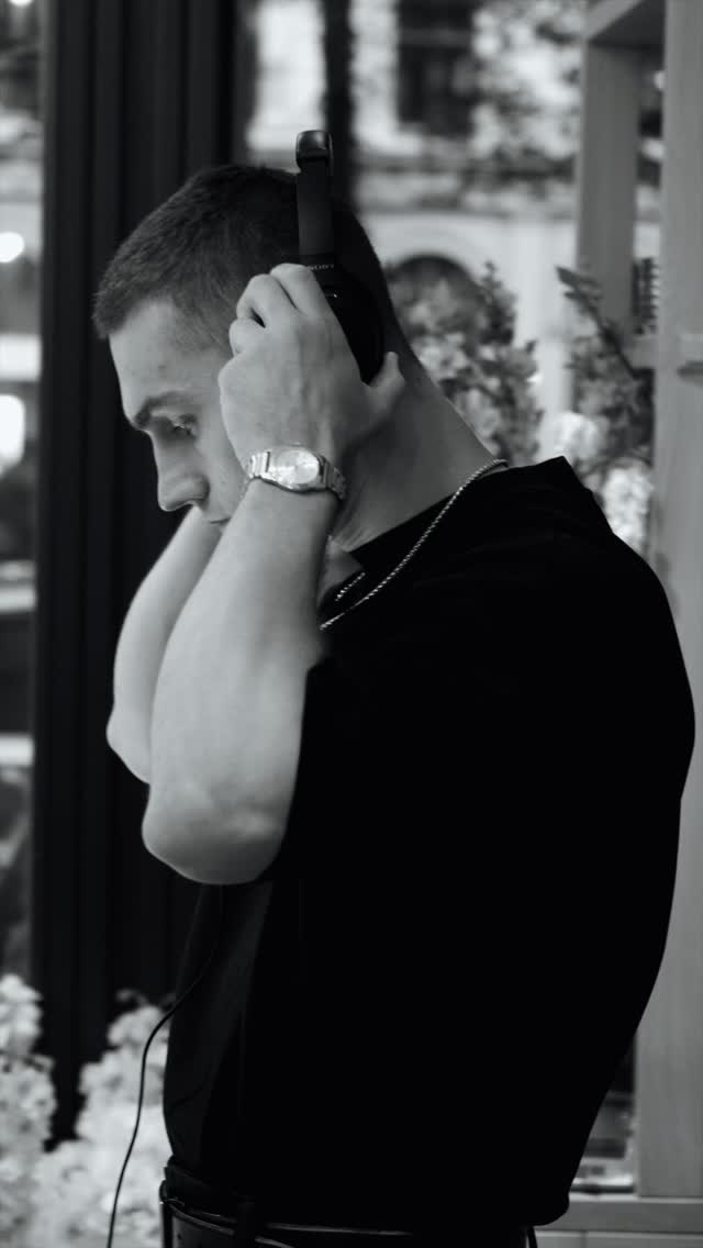 Throwback to some cozy moments from our event ✨
It’s always pure joy with you!
Sending you lots of love
and autumn warmth 🍂❤️
YOUR BELOVED PARTNERS:
Beauty: @thexx.beauty
Haircare: @muran.haircare.at
Clothing: @chapter1.store
Dj: @djglebaty
Food: @cro.wien
Flowers: @fiori_at