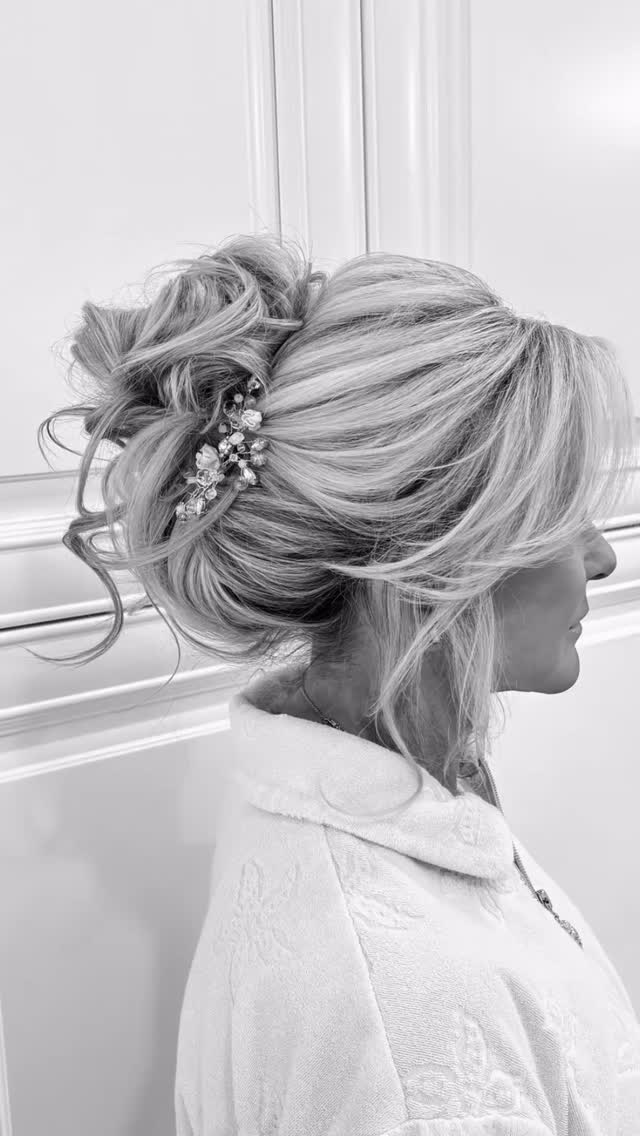Every detail matters on your wedding day—not just for you, but for the women who mean the most.
For this Bahamas destination wedding, I created a soft, romantic updo for the mother of the bride. Loose, textured, and elegant, it perfectly complemented the island setting while allowing her to feel radiant and confident.
Brides, when you book me, you’re not just booking a hairstylist—you’re investing in a luxury experience for you and your loved ones. From the bride to the bridal party to mothers and guests, every woman deserves to feel as special as the moment. 🤍
#DestinationWedding #BahamasWedding #LuxuryBridalBeauty #RomanticUpdo #MotherOfTheBride #PhairisLuxury #bahamasbride