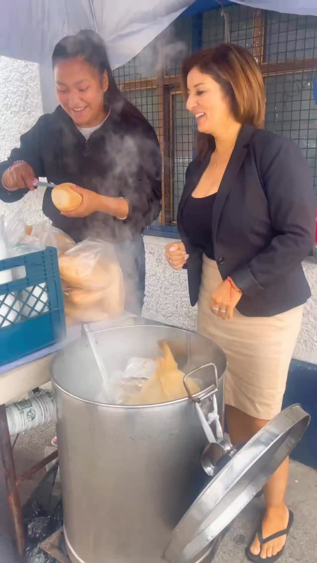 Dicen que los tamales ya llenan… pero en México les ponemos pan también 🤭🥖🌽 #TortaDeTamal #SoloEnMéxico #mexico #puertasdepapel #selenepartida