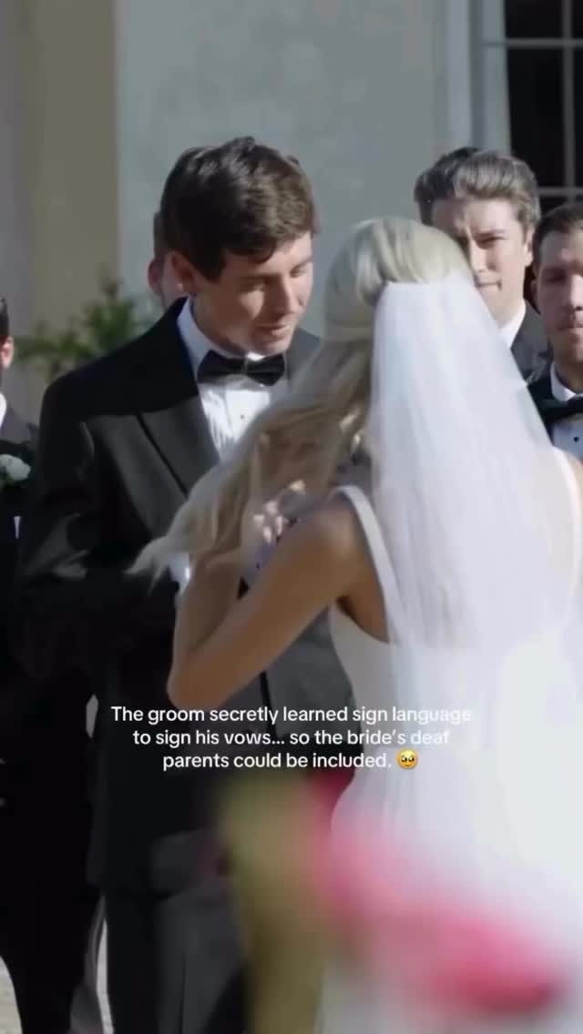 I haven’t shared this on my own because every time I try, I start to tear up and get emotional. This is love. That kind of love that goes far deeper than the surface. He learned sign language not for his bride, but for the brides parents.🥹🥰🥹🥰🥹🥰🥹
#eventdesign #tuscaloosa #alabamaeventrentals #eventdecor #weddings #love #alabamaeventrentals #thisislove #signlanguage #bride #groom #makeastatement