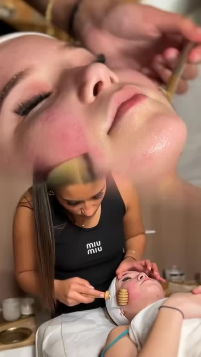 Facial Madero
Eine natürliche Behandlung, die mit speziellen Holztools durchgeführt wird. Durch sanfte, gezielte Bewegungen wird die Durchblutung angeregt, das Lymphsystem aktiviert und die Gesichtsmuskulatur entspannt.
Das Ergebnis:
✨ straffere Haut
✨ sichtbare Frische
✨ ein entspannter, erholter Ausdruck
Facial Madero ist Wellness und Anti-Aging in einem ganz ohne invasive Methoden, nur durch die Kraft der Massage.
#facailtreatment #face #guashafacial #guashamassage #facialmassage