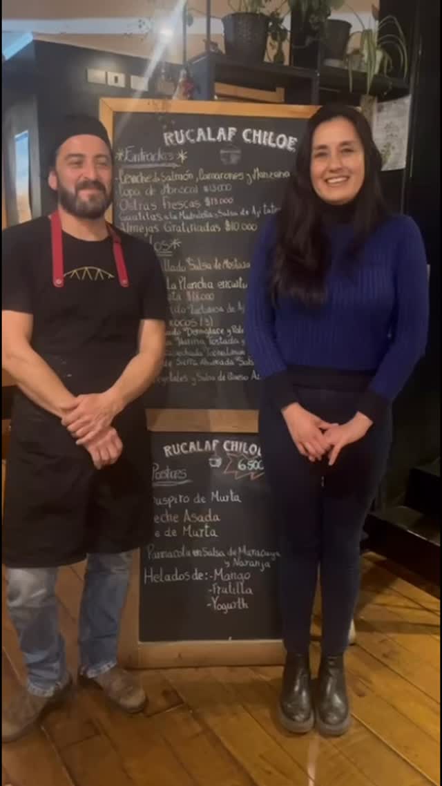 ¡Hoy será una gran jornada de limpieza de playas y humedales en la región de Los Lagos! 🌿
Partimos compartiendo un mensaje que grabamos anoche en Rucalaf, tradicional restaurante de Chiloé que nos recibió con una exquisita cena de recepción a muchos de los voluntarios y voluntarias que nos acompañaran hoy.
Agradecemos a @scj, a la Armada de Chile, a los municipios, empresas y organizaciones sociales de la región, y en especial a los cientos de voluntarios, que hoy serán parte de #LimpiemosEnUnDía desde San Juan de la Costa hasta Cochamó. 💪🏼