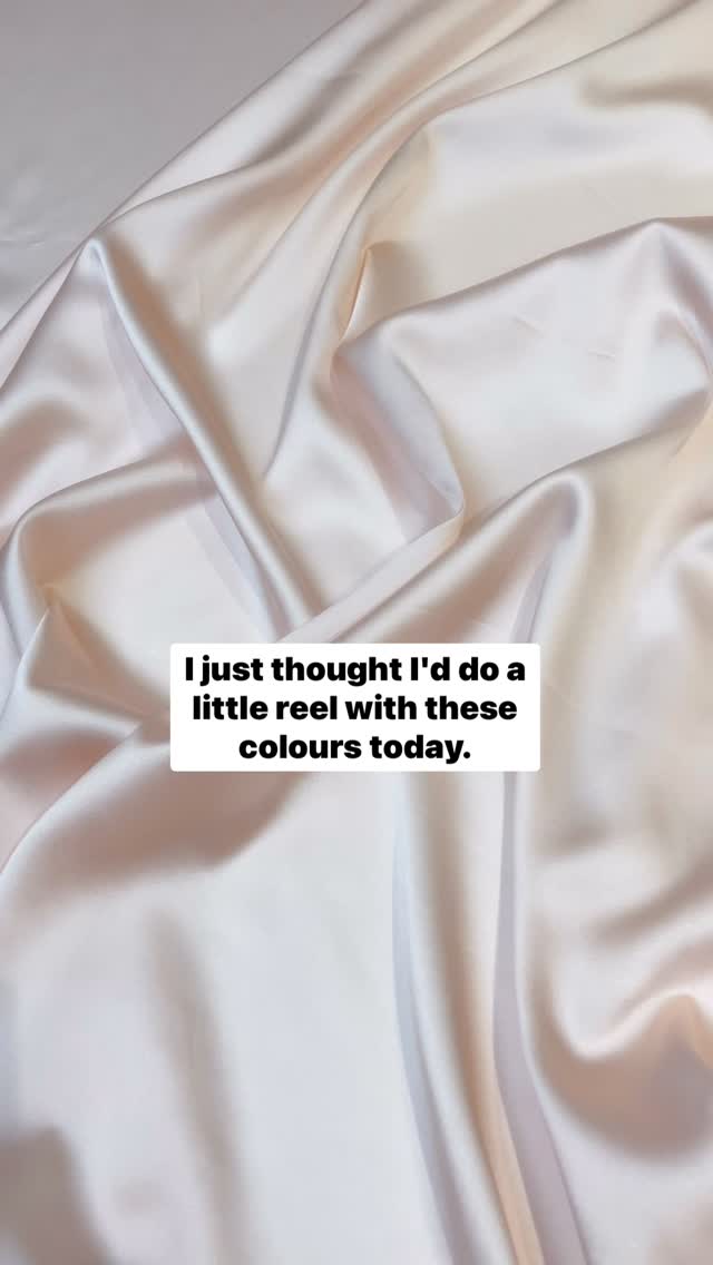 Just a little reel today with orange (well coral!) and a bit of mint for no real reason at all…anyone else feeling weirdly into this colour combination at the moment? 🧡
Video description- Jo’s hands lay down two coral silk scrunchies and a matching hair bow then she ties a pale mint green silk ribbon into a bow to add before adding two silk hair elastics in coral and mint
#TheLifeOfAShowgirl
#TaylorSwift
#TaylorNation
#Swifties