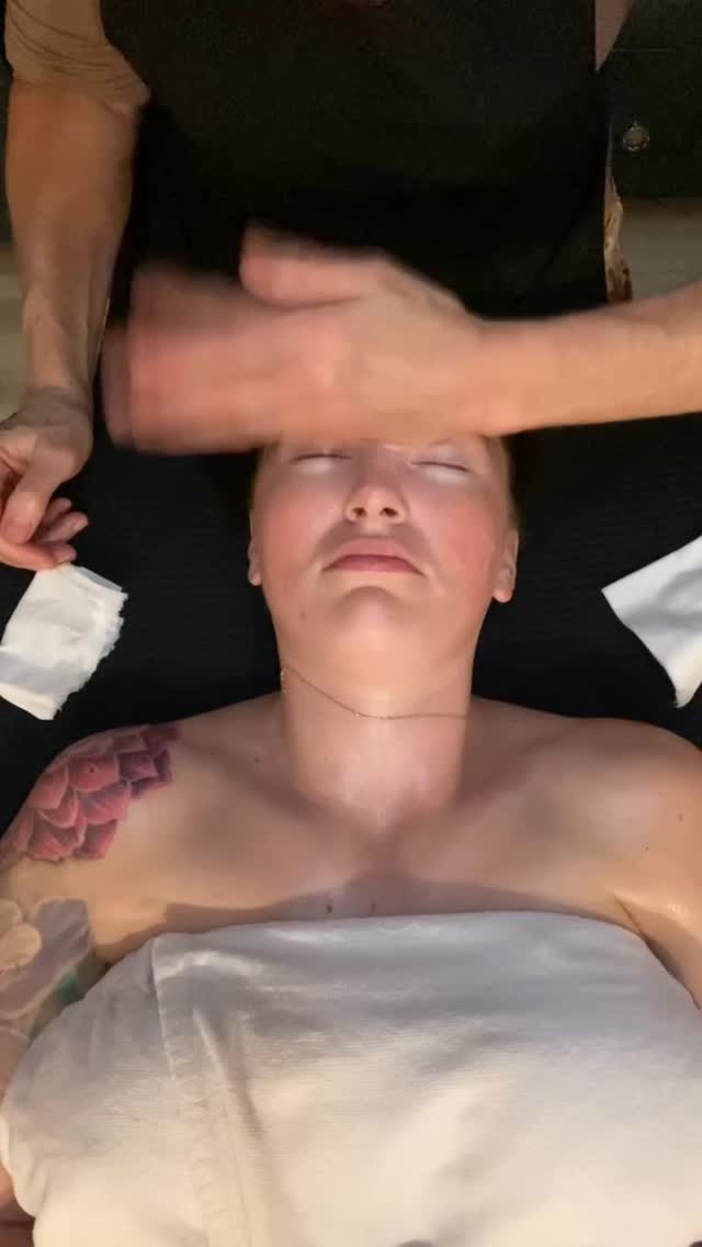 Before ➡️ After
@moonorganics’s sculptural face lift works with deep manual techniques to lift brows and cheeks, sculpt the jaw, and plump the lips. Working both inside the mouth and the entire face for a truly unique and deeply relaxing experience!
#nativemane #grantparksalon #esthetician #facial #sculpturalfacelift